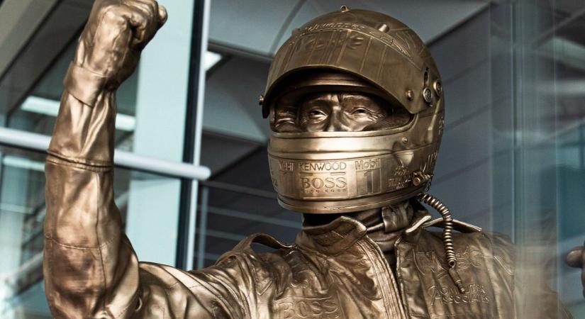 Bronzszobrot kapott Mika Häkkinen a McLaren wokingi központjában