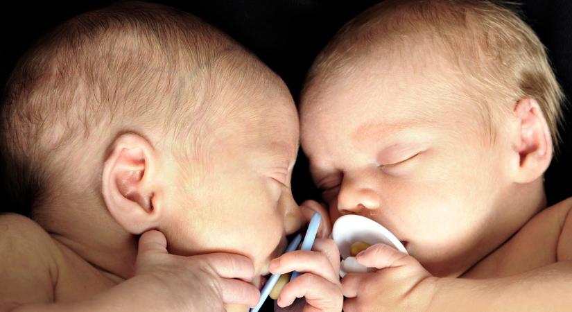 Szinte hihetetlen: 3 év alatt 3 ikerpárnak adott életet természetes úton egy 36 éves anyuka – fotó