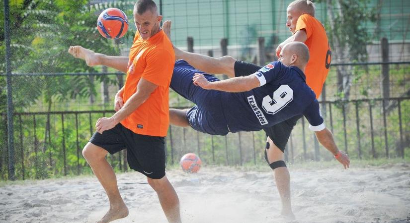 Besenyei Ferenc 46 évesen is szórja a gólokat a homokon