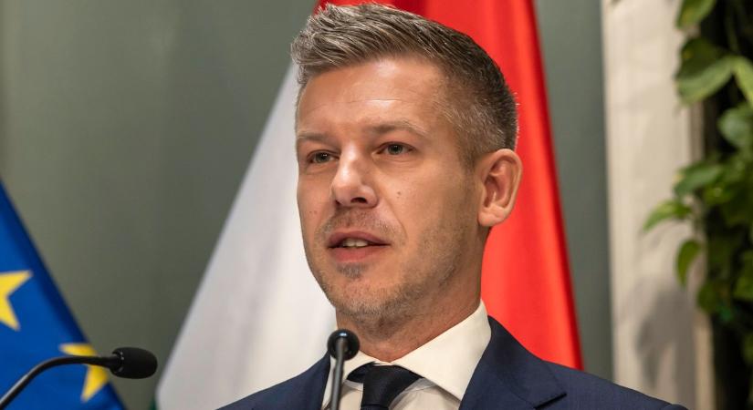Bájos, piros ruhás hölgyet fotóztak Brüsszelben Magyar Péterrel. Kiderült ki is ő