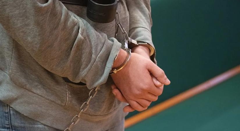 Kést rántott a tinédzser egy pesti áruházban, majd többször megszúrta a férfit