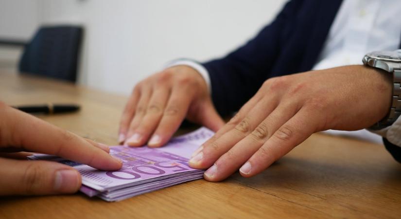 Azonnali hatállyal megszűnik a fix 3 százalék, csaknem duplájára emelik a legnépszerűbb hitelek kamatát