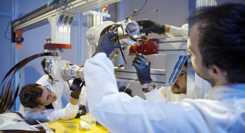 Olyan, mint az ember karja, csak sokkal hosszabb és lát: európai robotkar mehet a Holdra dolgozni