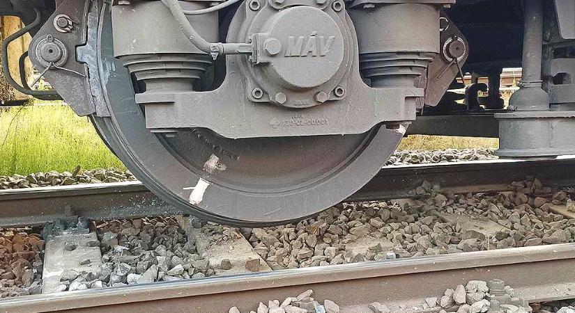 Kisiklott egy vonat Újszásznál, a szolnoki vonalon pótlóbuszok járnak
