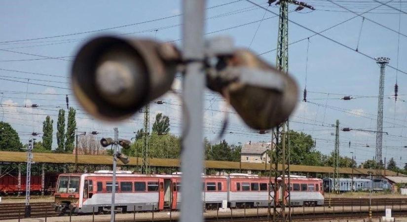 Kisiklott a hatvani vonat, jelentős késésekre lehet számítani