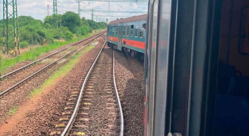 Kisiklott egy személyvonat Újszászon