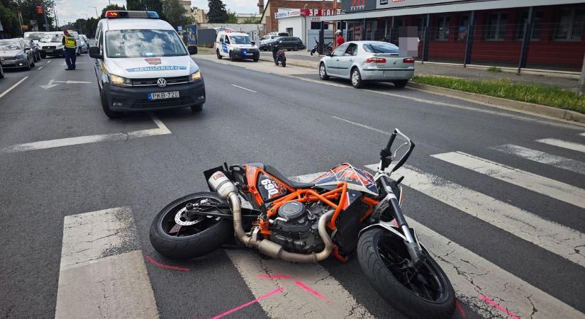 Motor és autó ütközött Szombathelyen, óriási a torlódás - helyszíni fotók