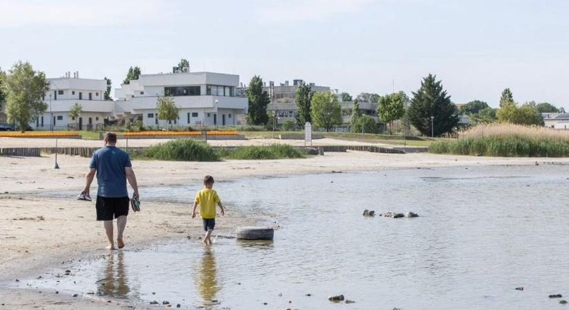 Friss döntés: egy velencei-tavi strandon már fürdőzési tilalmat rendeltek el