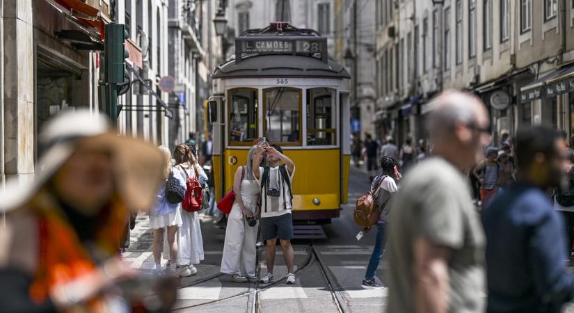 A villamosvezetőtől az ellenőrig: a milánói tömegközlekedési vállalat munkatársai közös csetben osztották meg a biztonsági kamerákkal rögzített női utasok képeit