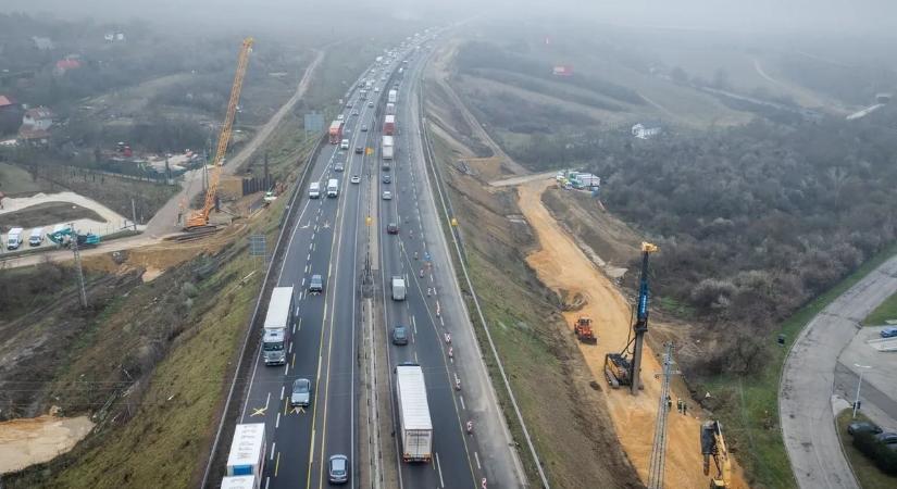 Súlyos baleset történt az M1-es autópályán – nyolc kilométeres a dugó
