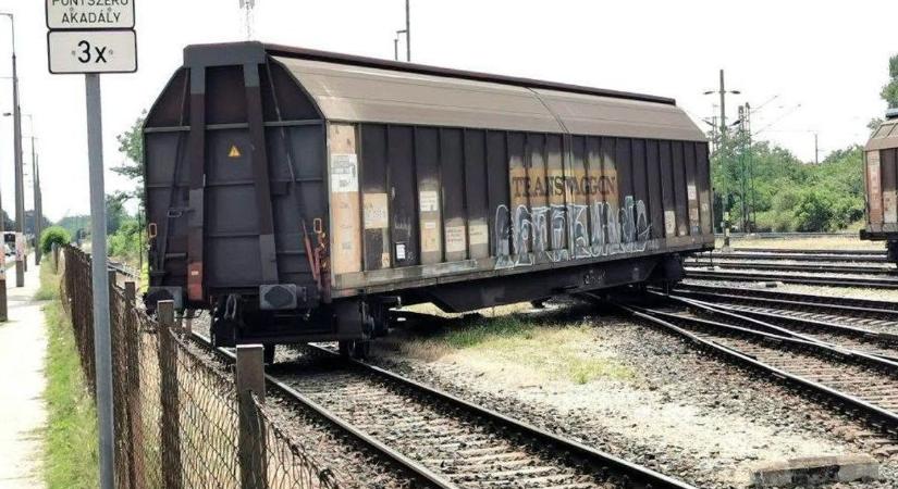 Vasúti baleset Győrben - kisiklott a szerelvény - Fotók a helyszínről