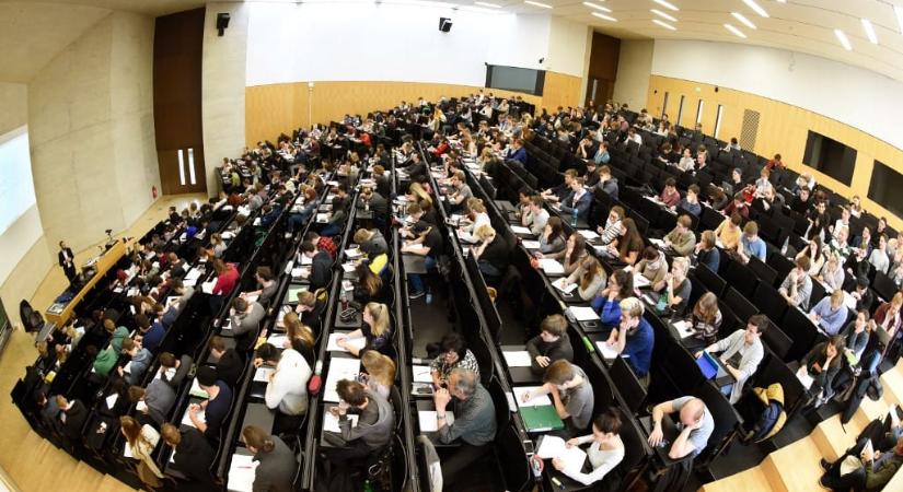 Sok kutató havi 140 ezer forintból él: a tíz éve változatlan ösztöndíj sürgős emelését kérte a doktoranduszok érdekképviselete Lannert Judittól