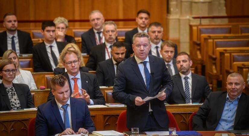 A Nemzeti Védelmi Szolgálat főigazgatójának kinevezését is visszavonta a belügyminiszter