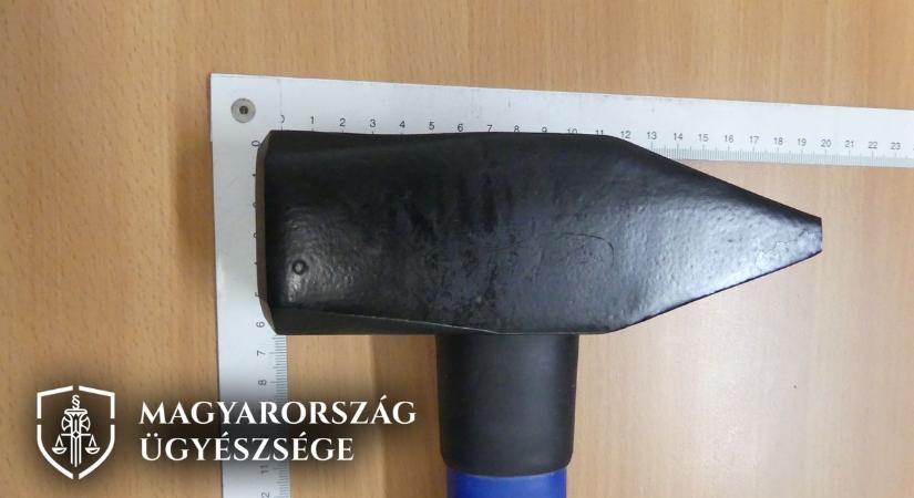 Elégedetlen volt a nagykanizsai szerviz munkájával – ordítozva követelte vissza pénzét, majd egy kalapács is előkerült..