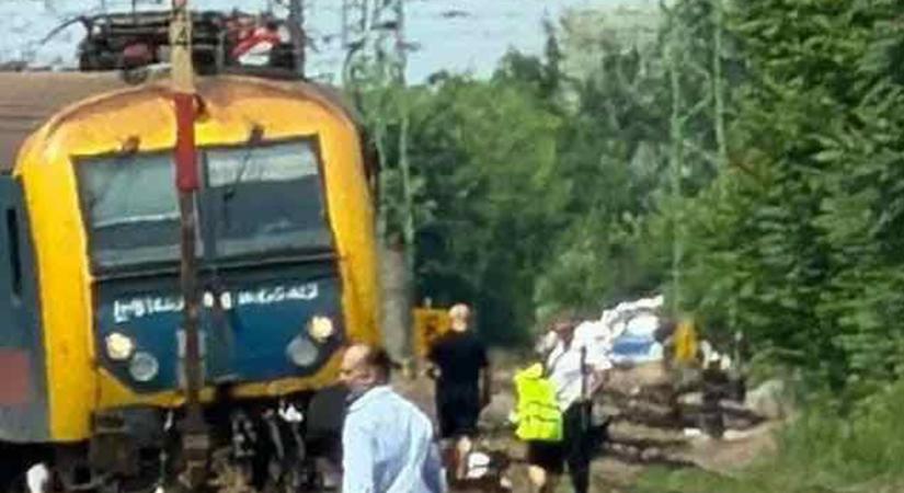 Fotókon a vonat, amely Szolnokra tartva siklott ki