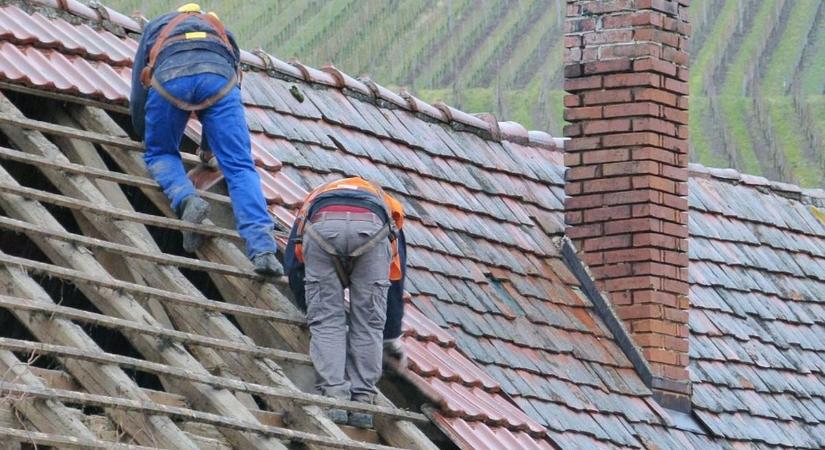 Csaló tetőfedők járják a vasi várost - Tízmilliós a kár