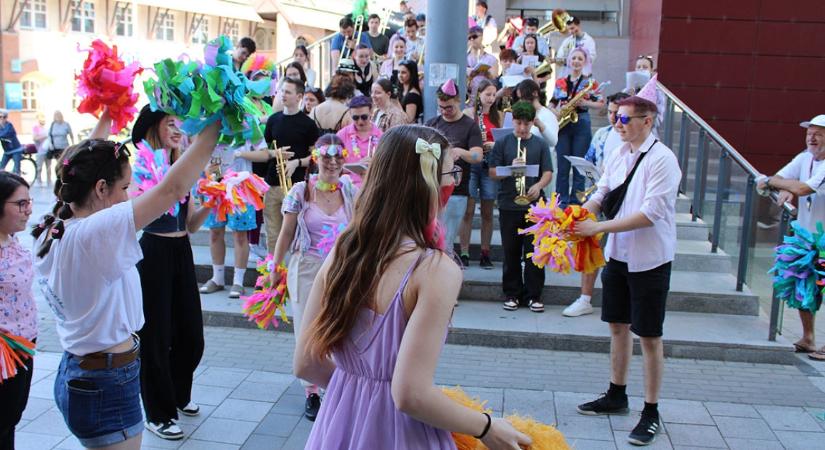 Ezért szeretjük a bolondballagás hagyományát Debrecenben – videóval