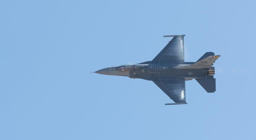 40 év után is bevethetők a legendás amerikai F–16-os vadászgépek