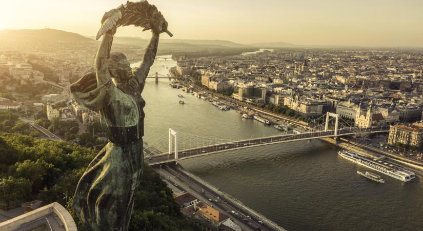 Teljesen átalakul a budapesti városkép: döntött a főváros, leszedik az összes óriásplakátot