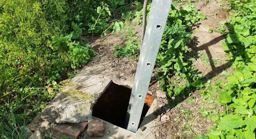 Dráma a hajdú-bihari kertben! Aknába esett egy idős nő