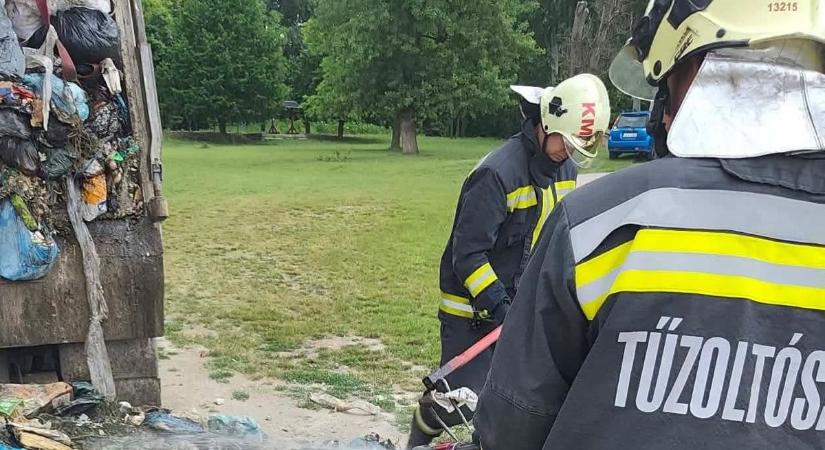 Egy kidobott akkumulátor miatt gyulladt ki a szemetesautó