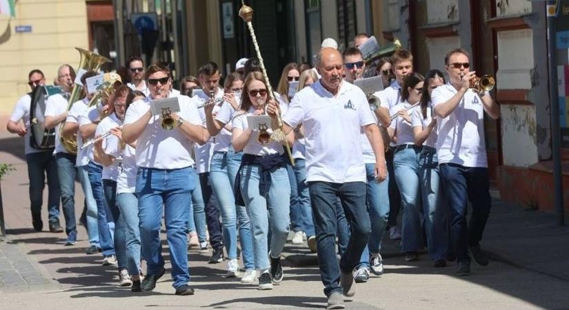 Minden utcába eljutnak: különleges jubileumi vállalásba kezdtek a szigetvári fúvósok