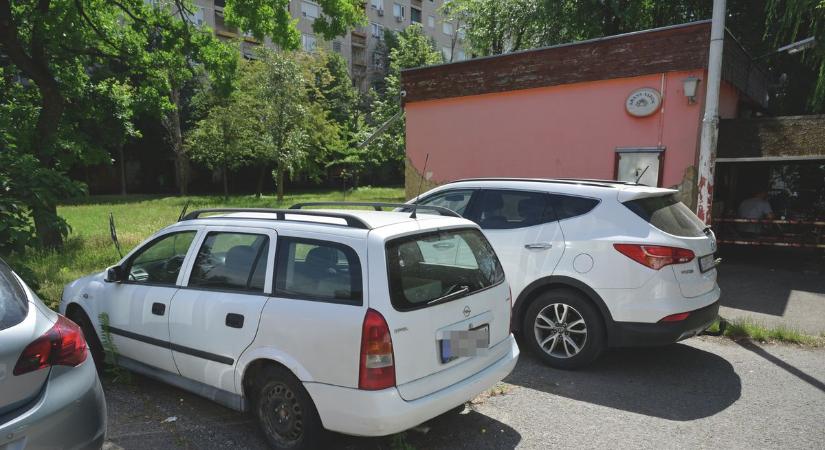 Több mint egy éve foglalja a helyet a rejtélyes autó a szegedi kocsmánál, már a vendégek is bosszankodnak