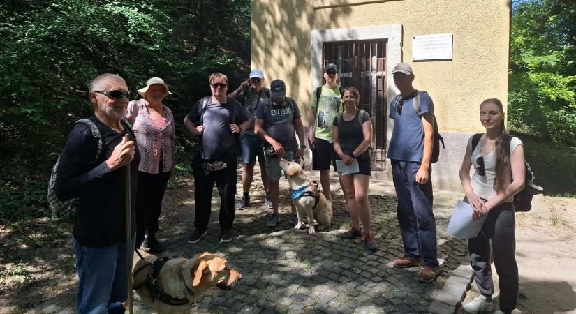 Vakvezető kutyákkal győzték le a legnehezebb erdei terepet