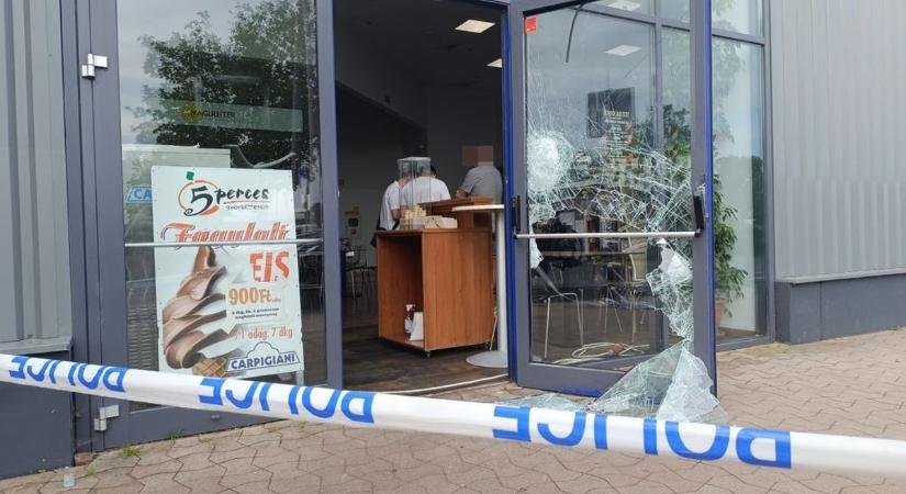Durva! Fényes nappal rabolták ki az ékszerüzletet, 30 millió értékű arannyal léptek le