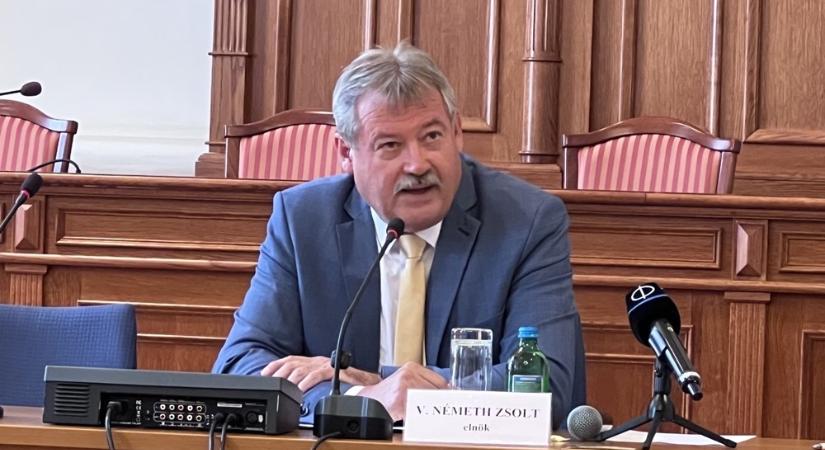 Bizottsági ülésnek indult, gitt rágás lett belőlle - Így nem tartotta meg kihelyezett ülését Szombathelyen a parlament Élő Környezetért Felelős Bizottsága