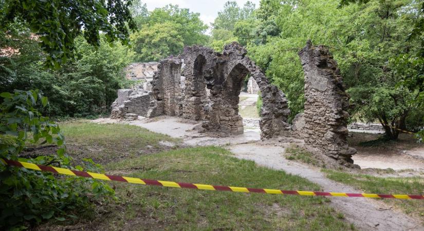 Elindult a tatai romantika ékkövének felújítása, eldőlt a griffek sorsa isfotók