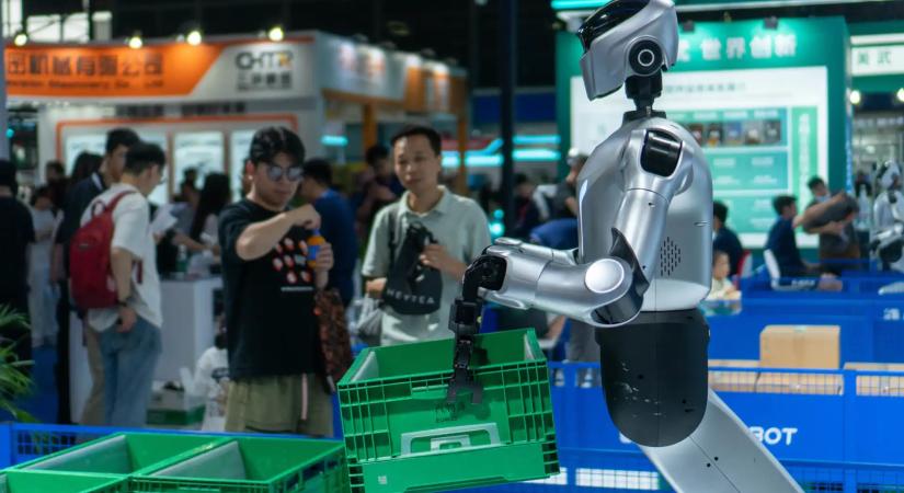 Kína radikális lépése: 17 pontos tervvel és humanoid AI robotokkal indítanak harcot a magas bérek ellen
