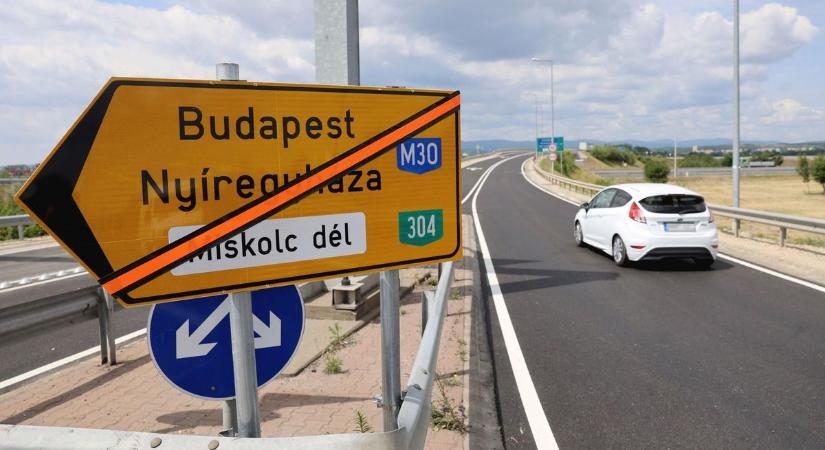 Borsodi autósok, figyelem! Életbe lépett a változás az M30-as le- és felhajtóinál – fotókkal, videóval