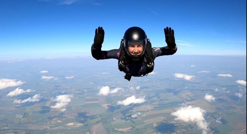 A büki ejtőernyős óvónő bátorsága háromszáz ugrás után sem fogy: újabb extrém kihívás vár rá