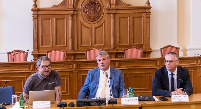 Kénytelenek voltak berekeszteni az ülést a tiszás képviselők miatt