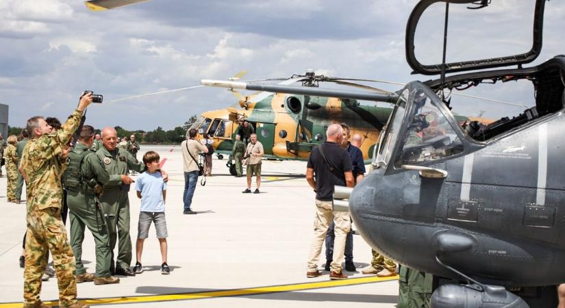 Könnyes szemmel nézte a tábornok a két legendás szovjet helikopter búcsúját – videóval