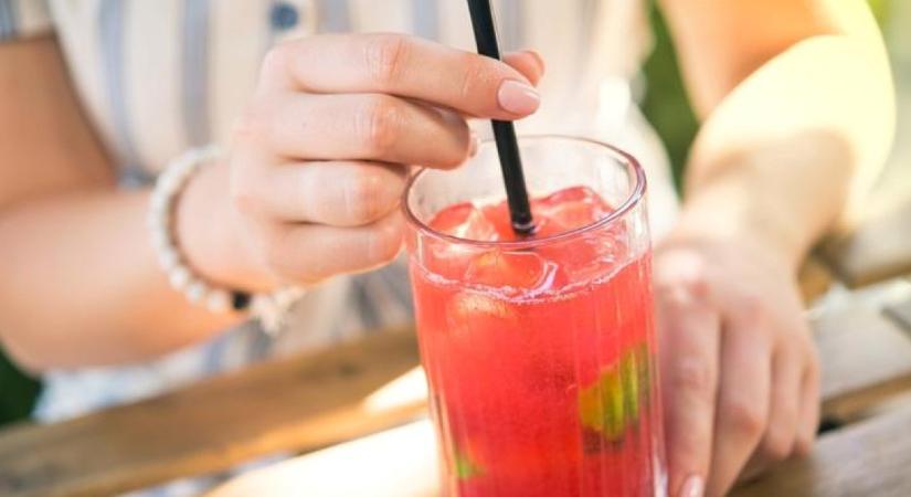 Ezt kérd a körmösödtől legközelebb: az epres limonádé a nyár legcsajosabb körömtrendje