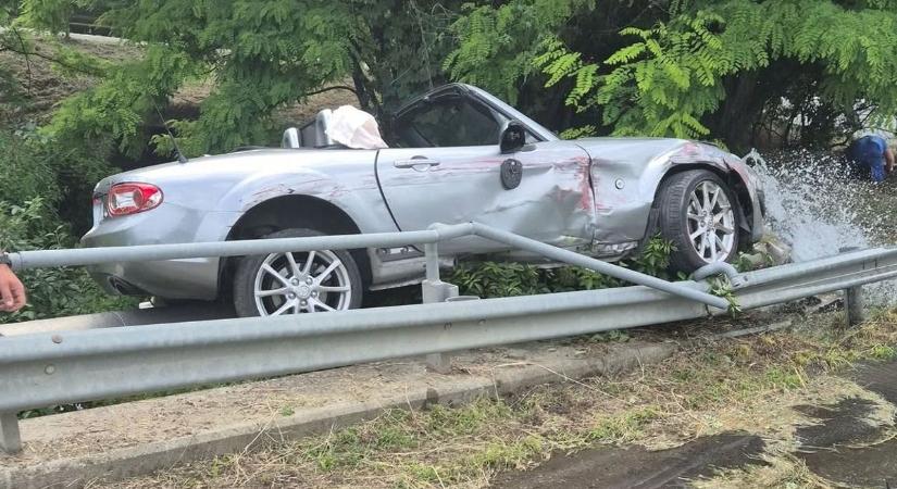 Elképesztő helyre került fel a légtornász kabrió a Bakonyban helyszíni fotók