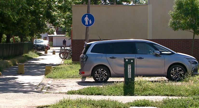Elkészülnek a régóta vágyott parkolók a Hóvirág utcában
