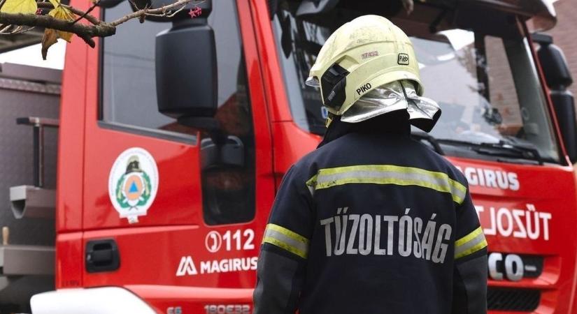 Tűz Hajdú-Biharban: egy melléképület és egy nyári konyha kapott lángra