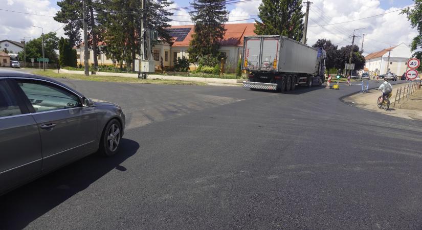 Hamarosan végeznek a hosszúpályi főutca felújításával