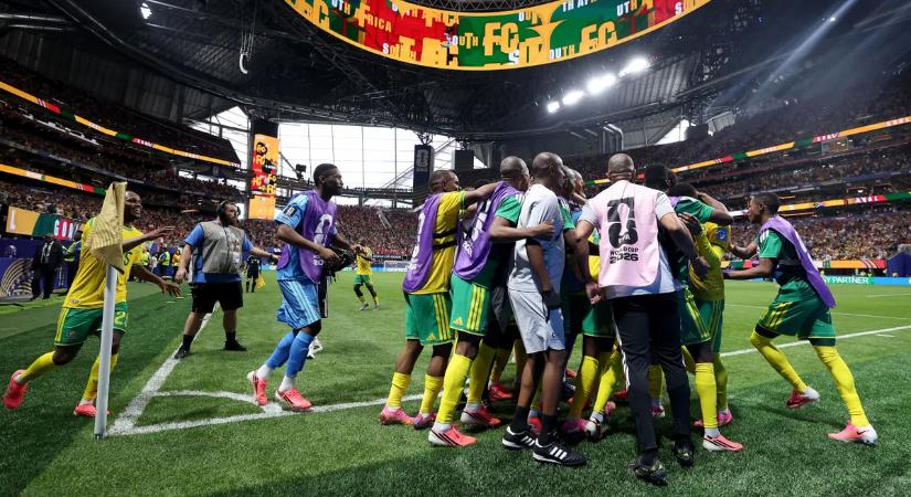 Elaludtak a csehek, Dél-Afrika büntetett Atlantában