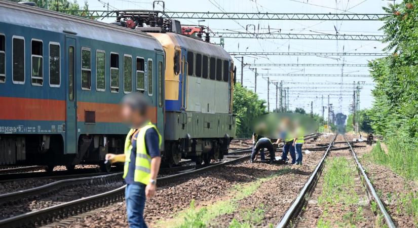 Hajszálon múlt a még nagyobb baj – a sínek közé csapódott a vonat