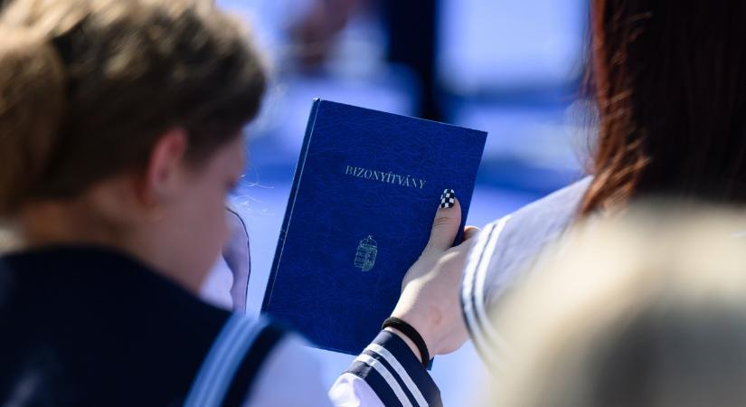 Jön a bizonyítványosztás, de jobb, ha mellőzzük a dicsekvő posztokat – tanácsok, intelmek a szakértőtől