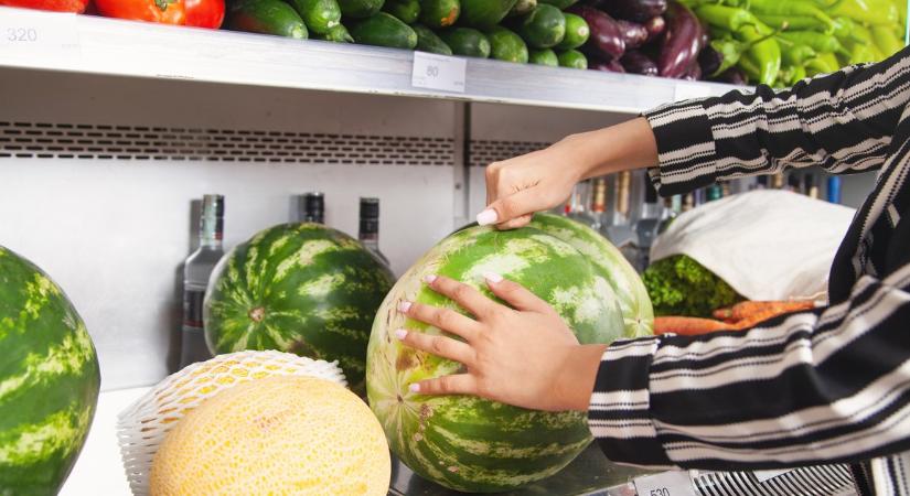 Mindenki kopogtatja a dinnyét, pedig rosszul csinálja: innen tudhatod, hogy belül édes