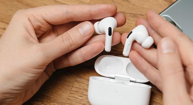 Jövőre már kamerázhat a fülünk, ha az Apple-n múlik