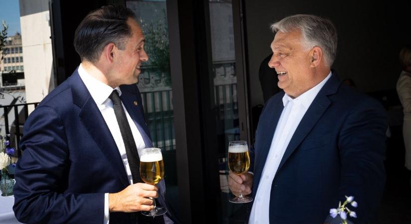 Brüsszeli sörözés a Patriótákkal: Orbán Viktor szerint „van, ami nem változik” (FOTÓK)