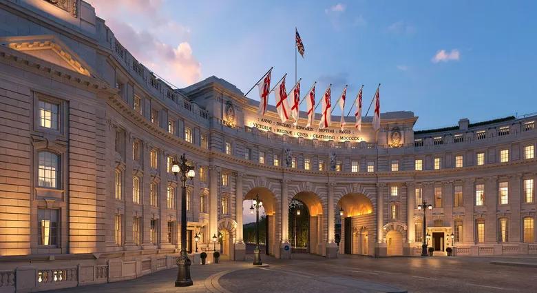 Királyi környezetben nyílik meg London új luxusszállodája