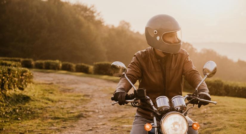 Sárga sál a motoron: kevesen tudják, mit jelent – pedig életet menthet