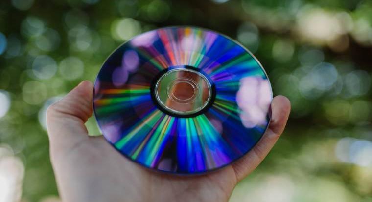 Felfüggesztett börtönbüntetést kapott a „retró kalóz”, aki CD-n árult jogvédett zenéket